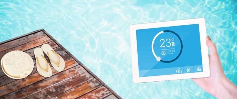 Frau nutzt Smart Home App auf Tablet-Computer am Swimmingpool