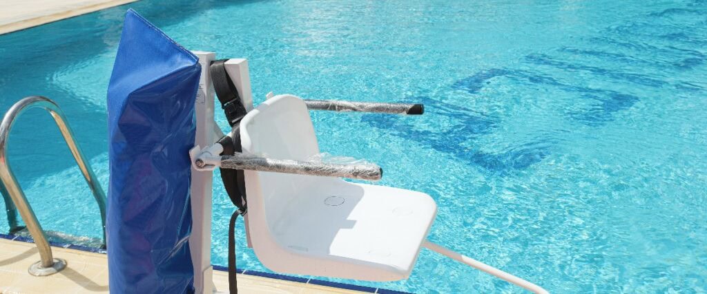 Pool-Lift für Behinderte. Behindertenstuhl mit schwenkbarem Arm. Schwimmbadlift mit einem Stuhl